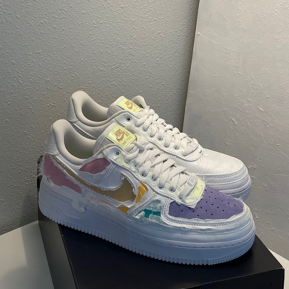 Never worn Nike Reveals pastel colors